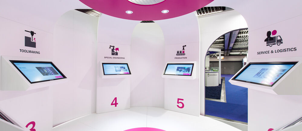 Messestand Menshen, Kunststoffverschlüsse, Systemverpackungen, Kaffeekapseln, Messe Interpack, Messebau ISINGERMERZ, Standdesign