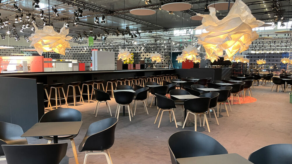 Messestand Palmberg, Messewand aus Papierkörben, Messe Orgatec, Köln, Isingermerz Messebau