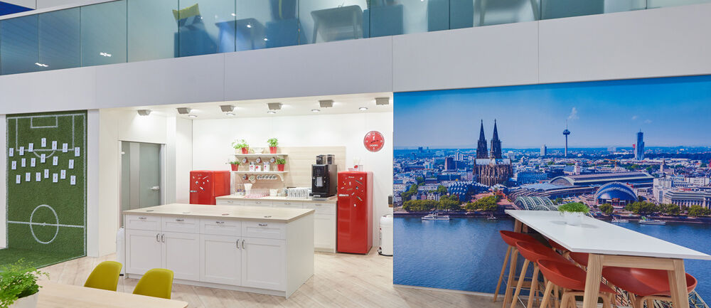 [Translate to English:] Messestand AXA, Messe DKM, Versicherungsbranche, Isingermerz, Messebau, Messedesign, zweigeschossig, Doppelstock, Messestandgestaltung