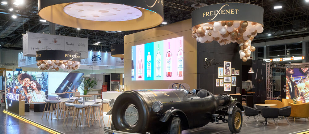 Schwarz, goldener Messestand