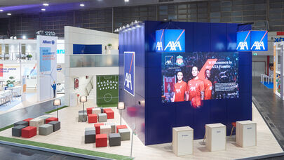 [Translate to English:] Messestand AXA, Messe DKM, Versicherungsbranche, Isingermerz, Messebau, Messedesign, zweigeschossig, Doppelstock