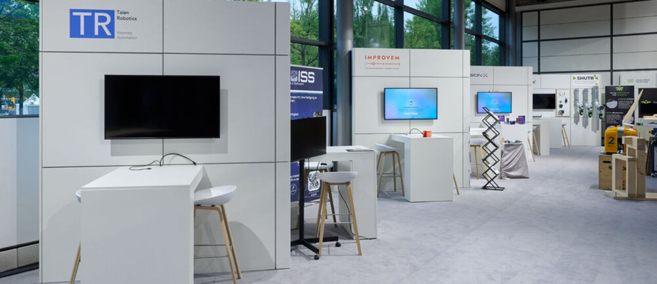 Präsentationsstehlen auf Messestand Hannover