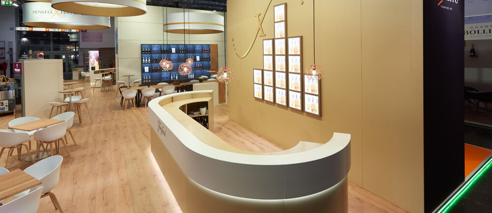 Messestand Henkell Freixenet, Messe Prowein, Düsseldorf, Messebau ISINGERMERZ, Celebrate Life, Schaumweinanbieter, Sektperlen, Messestand, Theke