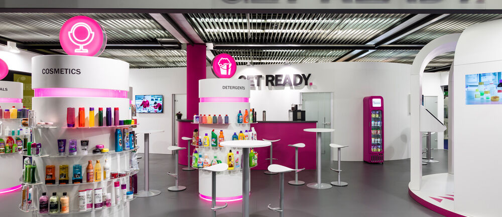 Messestand Menshen, Kunststoffverschlüsse, Systemverpackungen, Kaffeekapseln, Messe Interpack, Messebau ISINGERMERZ, Messekonzept