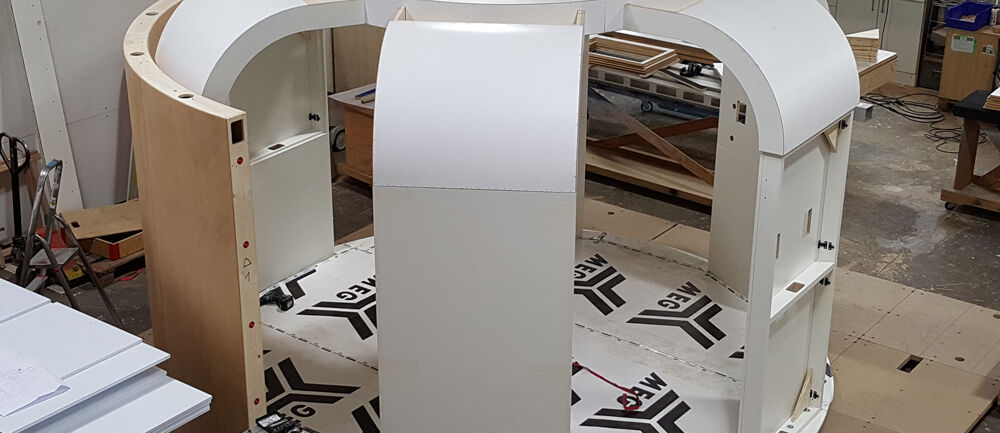 Messestand Menshen, Kunststoffverschlüsse, Systemverpackungen, Kaffeekapseln, Messe Interpack, Messebau ISINGERMERZ