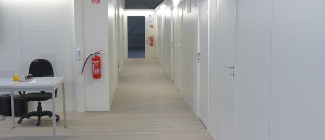 Corona, Impfzentrum, Alzey, Trennwand, Trennwandmieten, Isingermerz, Hygieneschutz, Trennwandmodule, Hygienerichtlinien 
