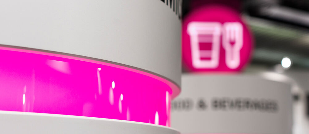 Messestand Menshen, Kunststoffverschlüsse, Systemverpackungen, Kaffeekapseln, Messe Interpack, Messebau ISINGERMERZ, Messedesign