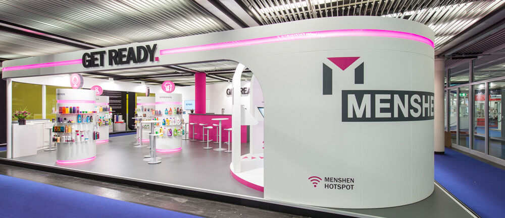 Messestand Menshen, Kunststoffverschlüsse, Systemverpackungen, Kaffeekapseln, Messe Interpack, Messebau ISINGERMERZ, Messegestaltung