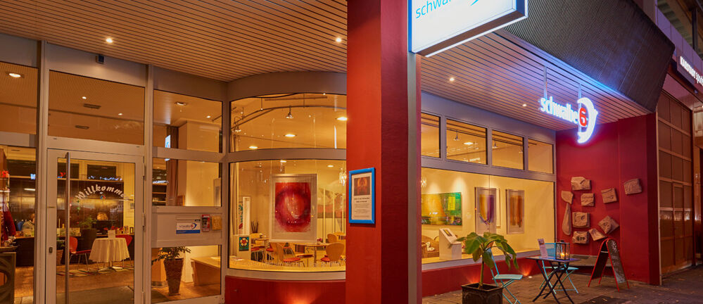 Kirchenfenster Schwalbe 6, Schaufenstergestaltung, Schaufensterwerbung, Lichtwerbung, Leuchtkasten, Werbetechnik, Digifant, Wiesbaden