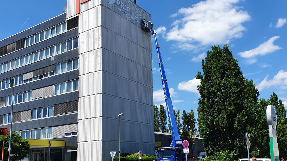 Protforce, Gebäudebeschriftung, Außenbeschilderung, Werbetechnik, Wiesbaden, Digifant