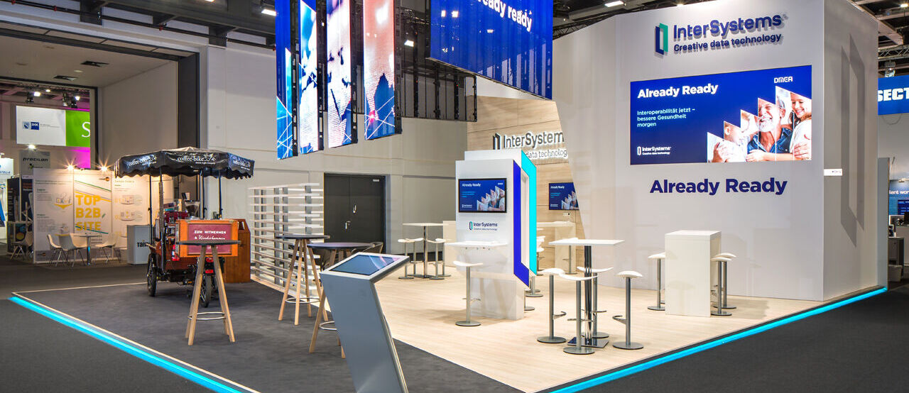 [Translate to English:] Messegelände Berlin, Messebau Intersystems, Messe DMEA – Expertenwissen von Isinger + Merz
